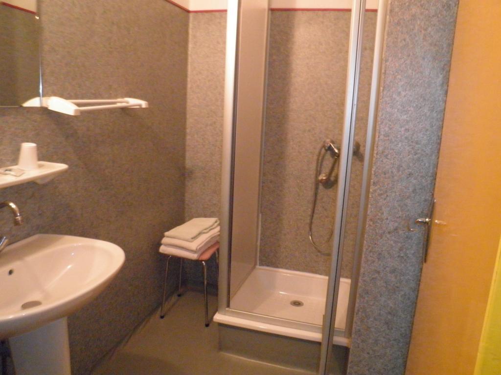 Hotel La Pierre Blanche Luzenac Zimmer foto